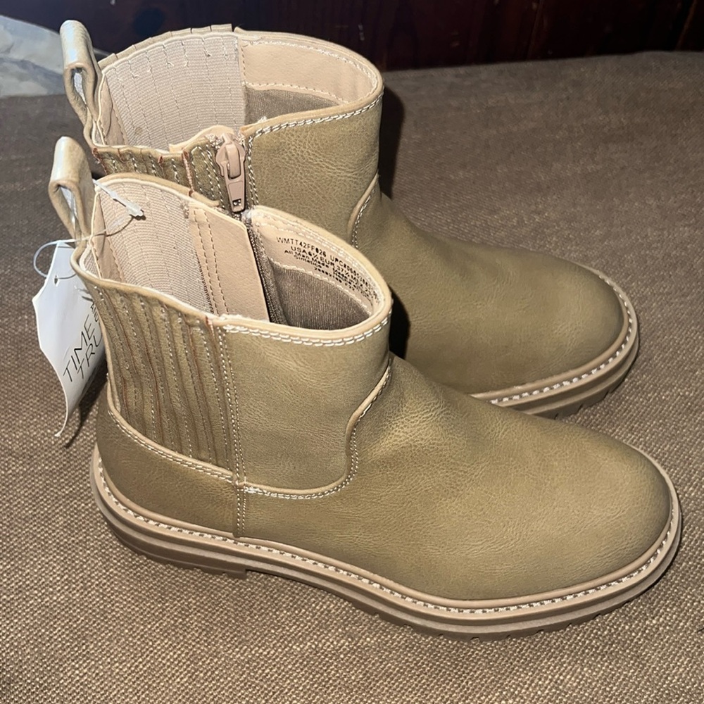 Women’s size 6.5 tan ankle/mid boots